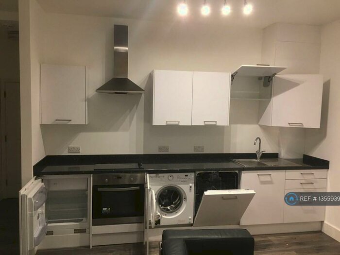 1 Bedroom Flat To Rent In Harpsfield Broadway, Hatfield, AL10