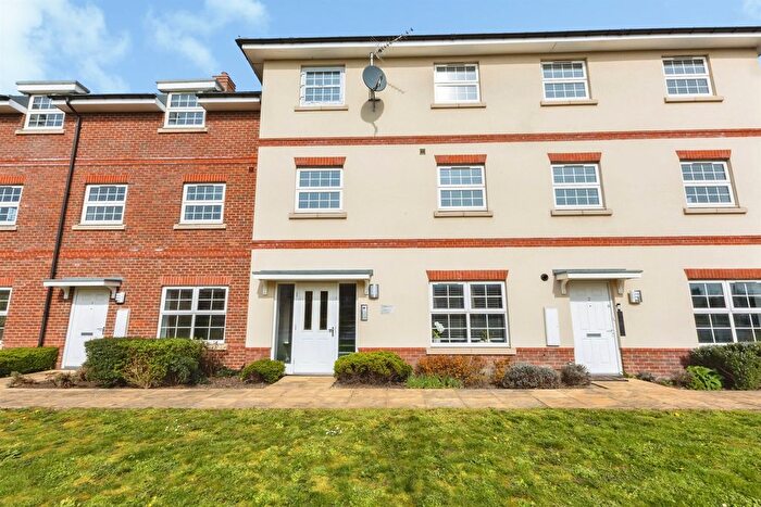 2 Bedroom Flat For Sale In Hayes Drive, Three Mile Cross, Reading, RG7