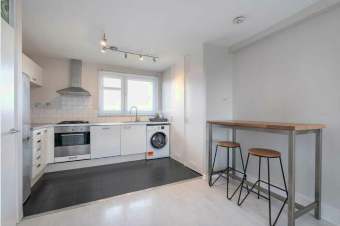 3 Bedroom Flat To Rent In London, SW12