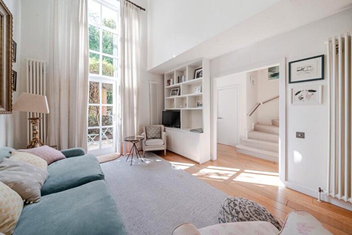 2 Bedroom Maisonette For Sale In Vicarage Crescent, London, SW11