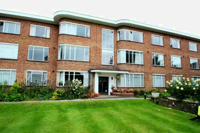 2 Bedroom Apartment To Rent In Kingfisher Court, KT8