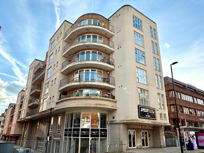 2 Bedroom Flat To Rent In Lower Canal Walk, Southampton, Hampshire, SO14