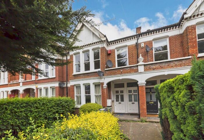 3 Bedroom Flat To Rent In Trouville Road, London, SW4