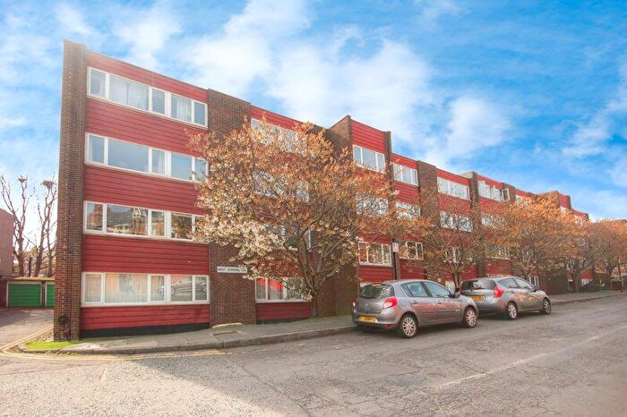 2 Bedroom Flat To Rent In Lonsdale Court, Newcastle Upon Tyne, NE2