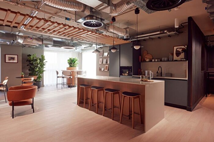 3 Bedroom Flat To Rent In Whitehall, Leeds, LS12