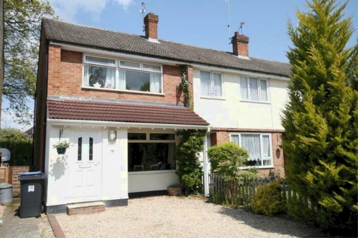 3 Bedroom End Of Terrace House To Rent In Woking, Surrey, GU22
