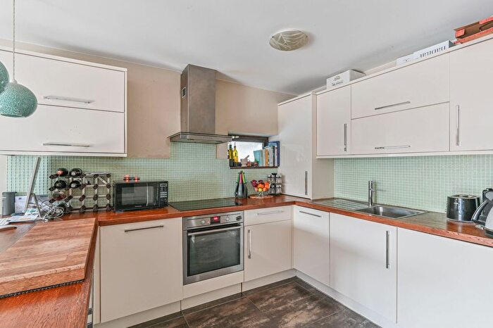 2 Bedroom Flat For Sale In Pendennis Road, Streatham, London, SW16