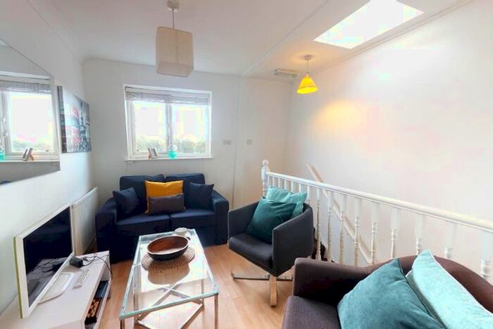 4 Bedroom Flat To Rent In Lillie Road, Fulham SW6