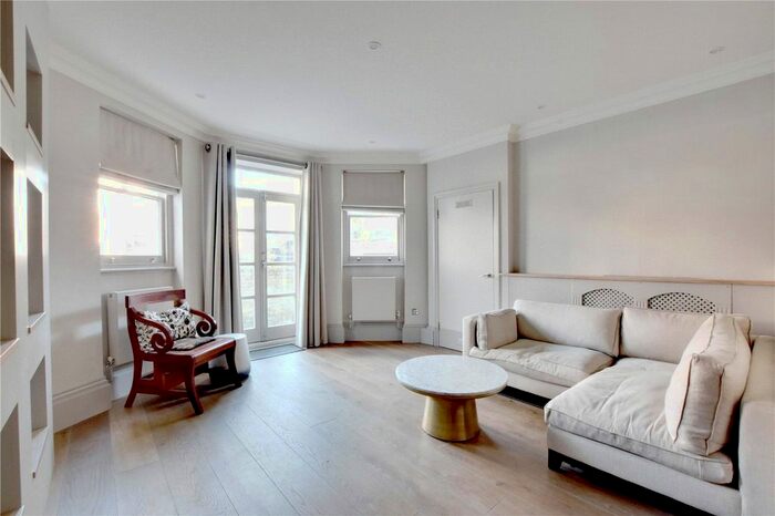 2 Bedroom Flat To Rent In St Johns Park, Blackheath, London, SE3