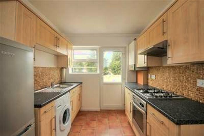 2 Bedroom Flat To Rent In Amblecote Road, London, SE12