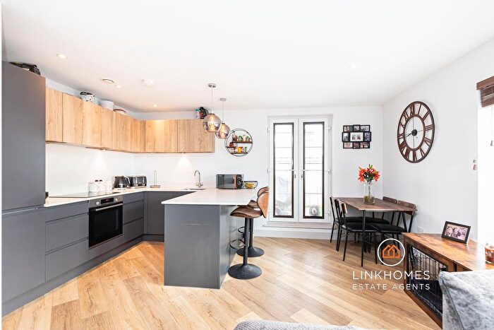2 Bedroom Flat For Sale In - Commercial Road, Poole, BH14