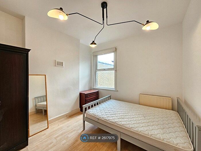 2 Bedroom Flat To Rent In Bounds Green, London, N11