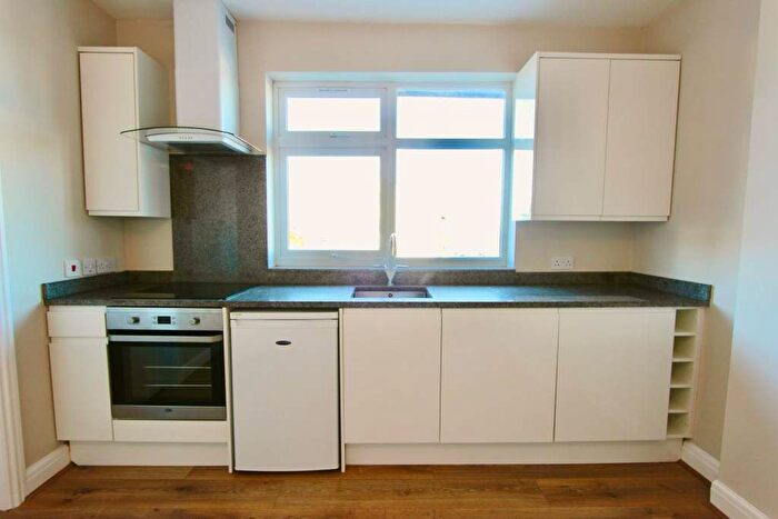 3 Bedroom Flat To Rent In Russell Lane, London, N20