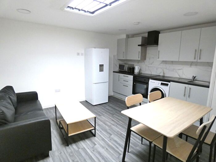 3 Bedroom Flat To Rent In Temple Street, London, E2