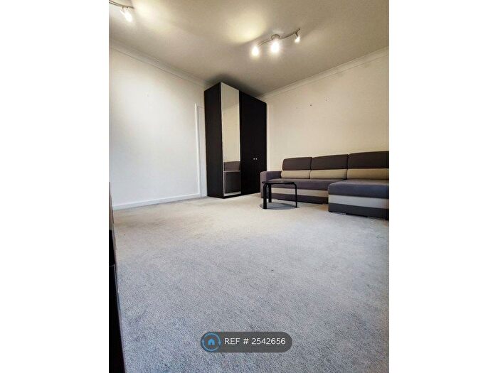 2 Bedroom Flat To Rent In Madison Heights, Hounslow, TW3