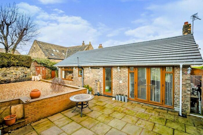 2 Bedroom Bungalow To Rent In Crosland Hill Road, Crosland Hill, Huddersfield, HD4