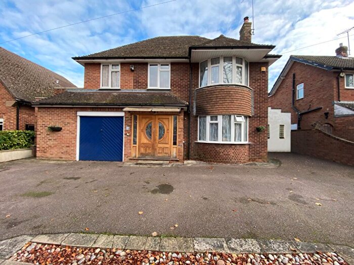 5 Bedroom Detached House For Sale In Priory Road, Dunstable, LU5