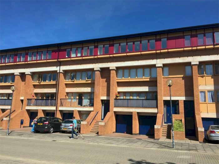 3 Bedroom Town House To Rent In North Thirteenth Street, Milton Keynes, MK9