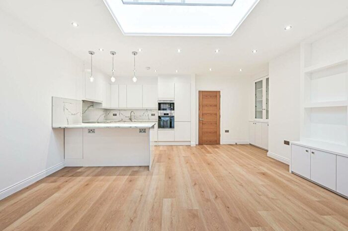 3 Bedroom Flat To Rent In Warwick Road, High Barnet, Barnet, EN5