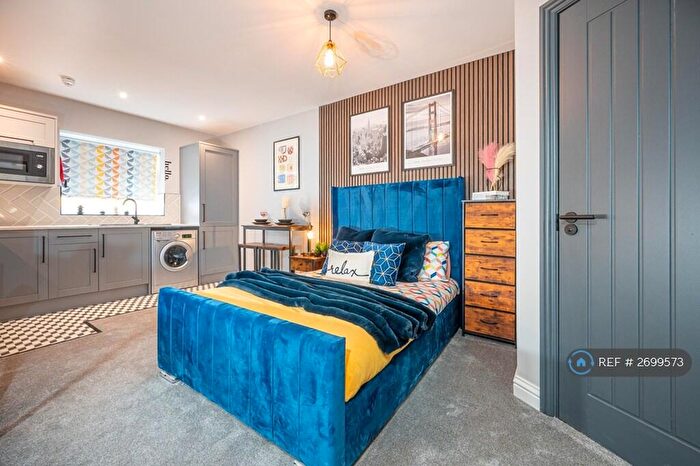 Studio To Rent In Old Town, Swindon, SN1