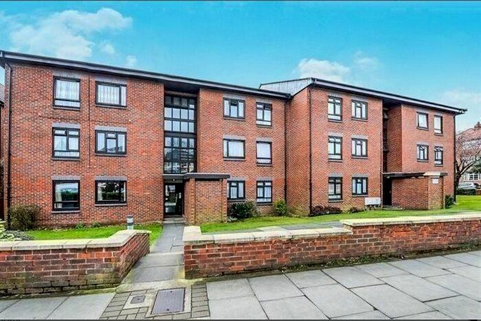 3 Bedroom Flat To Rent In Friern Park, London, N12