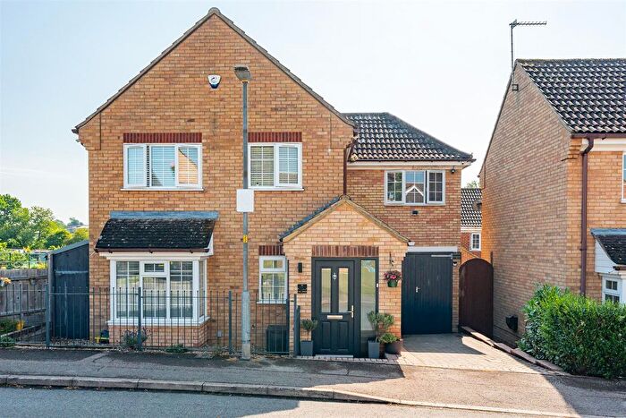 4 Bedroom Detached House For Sale In Edmonds Drive, Stevenage, SG2