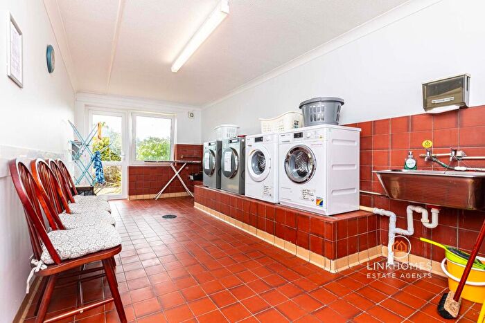 1 Bedroom Retirement Property For Sale In Wentworth Drive, Broadstone, BH18 - Photo 10