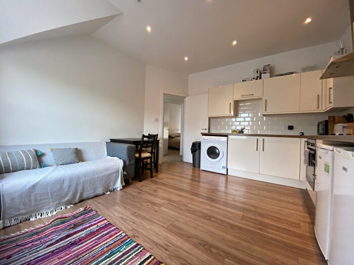 2 Bedroom Flat To Rent In Penylan Road, Penylan, CF23