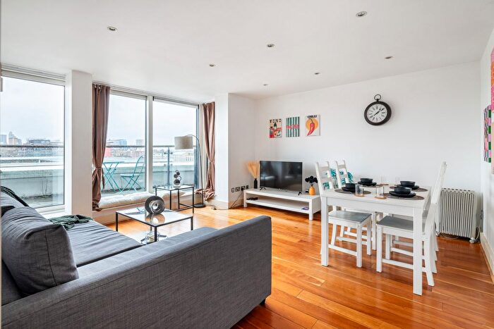 2 Bedroom Flat For Sale In Branch Road, London, E14