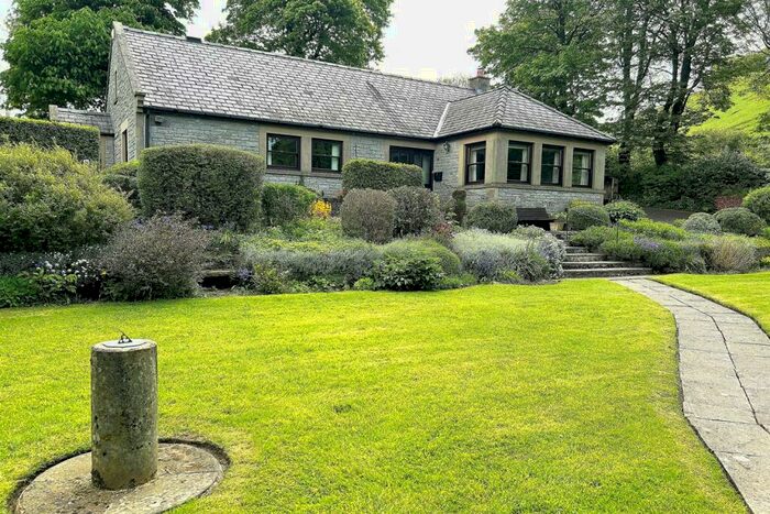 2 Bedroom Detached Bungalow For Sale In Back Street, Castleton, Hope Valley, S33