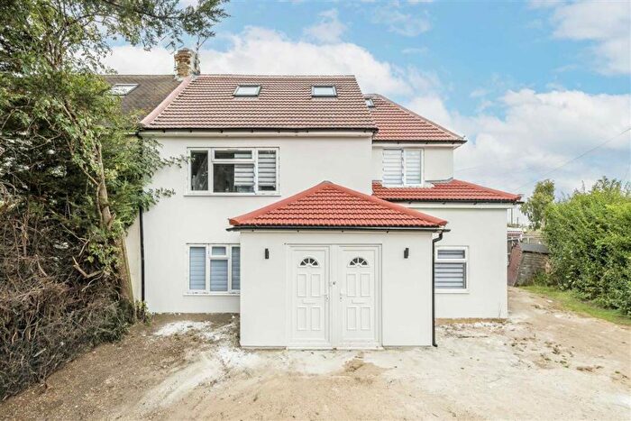 3 Bedroom Maisonette To Rent In Clitterhouse Crescent, Brent Cross West, NW2