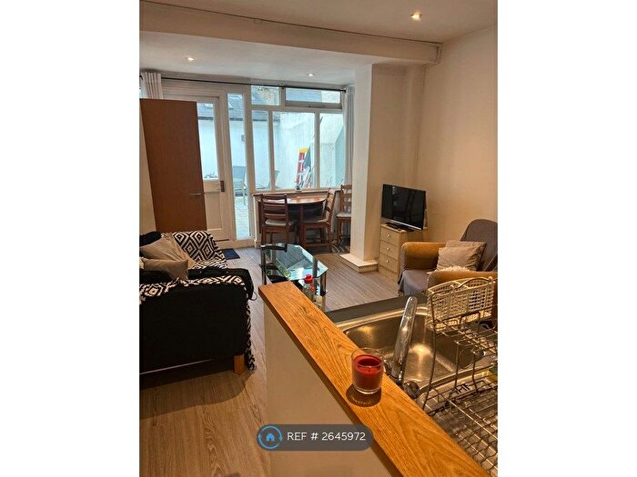2 Bedroom Flat To Rent In Clapham Common South Side, London, SW4