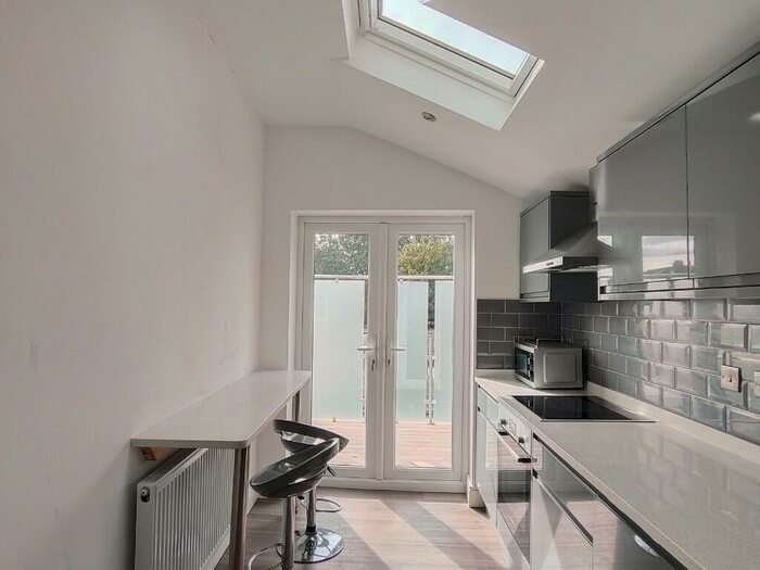 2 Bedroom Flat To Rent In Grand Parade, Ewell Road, Surbiton, Surrey, KT6