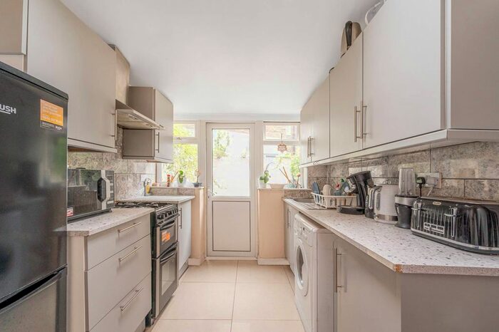 4 Bedroom Flat To Rent In St Martins Close, Camden Town, London, NW1