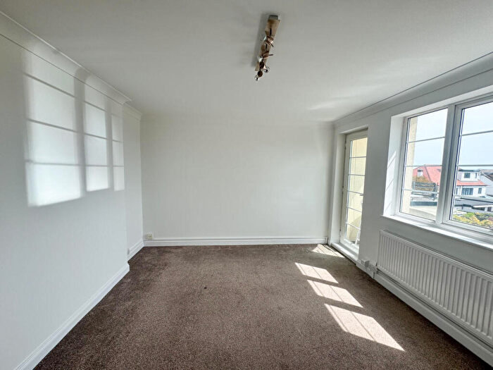 2 Bedroom Flat For Sale In Leigh Heath Court, Leigh On Sea, SS9