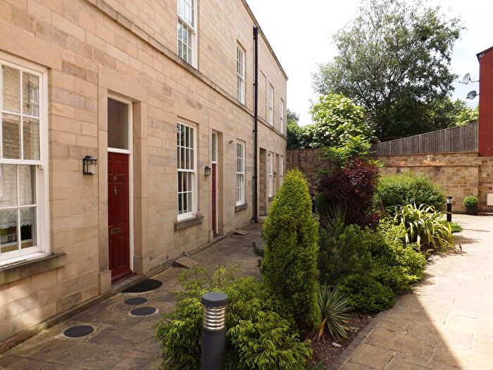 2 Bedroom Town House To Rent In Denison Hall, Leeds, LS3