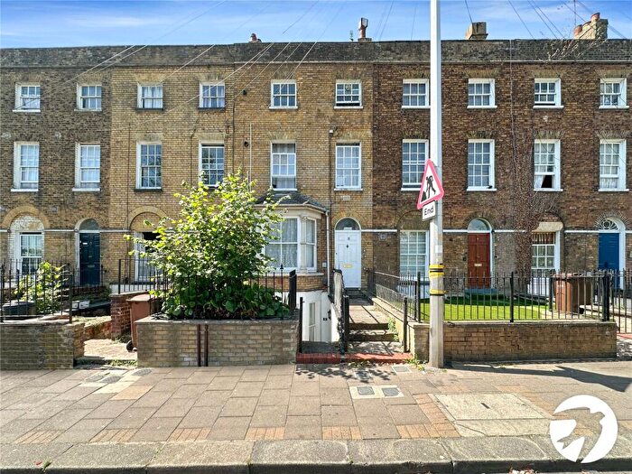 1 Bedroom Flat For Sale In Ordnance Terrace, Chatham, Kent, ME4
