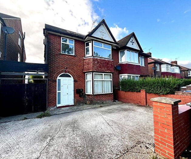 5 Bedroom Semi-Detached House To Rent In The Vale, Cricklewood, NW11