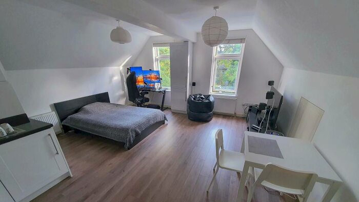 Studio To Rent In Barclay Road, Croydon, CR0