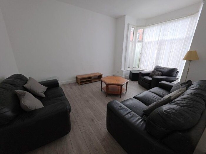 4 Bedroom Property To Rent In Brudenell Mount, Hyde Park, Leeds, LS6