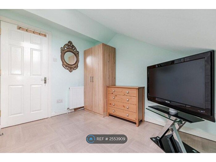 3 Bedroom Flat To Rent In Merton Road, Watford, WD18