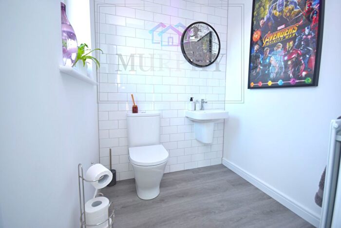 3 Bedroom Detached House For Sale In Park Hill Way, Wakefield, West Yorkshire, WF1