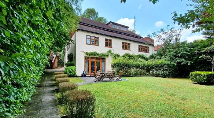 3 Bedroom Flat For Sale In Flat B, Woodlands Close, Gerrards Cross, SL9