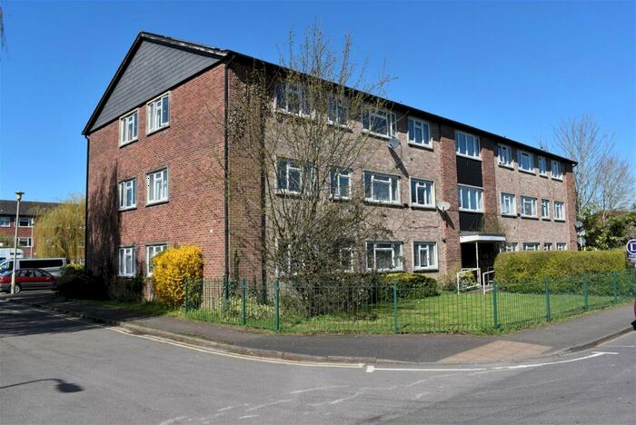 2 Bedroom Flat To Rent In Link Road, Newbury, RG14