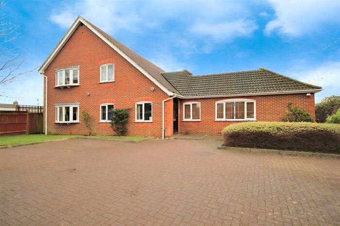 2 Bedroom Flat For Sale In Longfield Road, Twyford, Reading, Berkshire, RG10