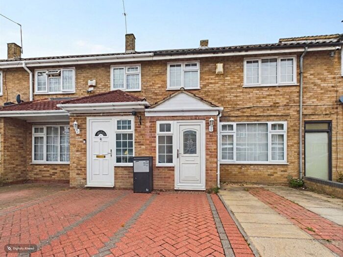 3 Bedroom Terraced House For Sale In Marescroft Road, Slough, Berkshire, SL2