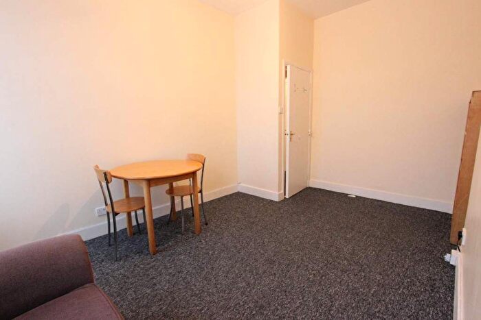 2 Bedroom Flat To Rent In North End Road, London, W14