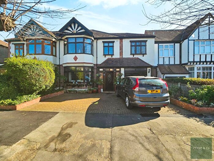 4 Bedroom Semi-Detached House For Sale In Sunnymede Drive, Ilford, IG6