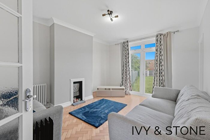 2 Bedroom Apartment To Rent In Glenwood Avenue, Rainham, Greater London, RM13