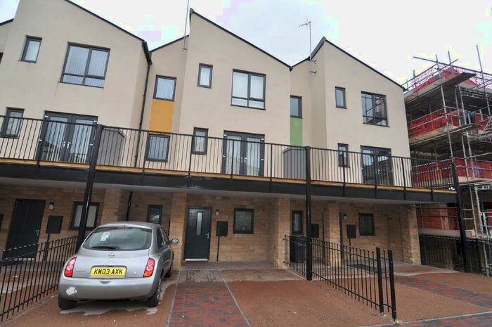 3 Bedroom Town House To Rent In Baptist Court, Bradford, BD1